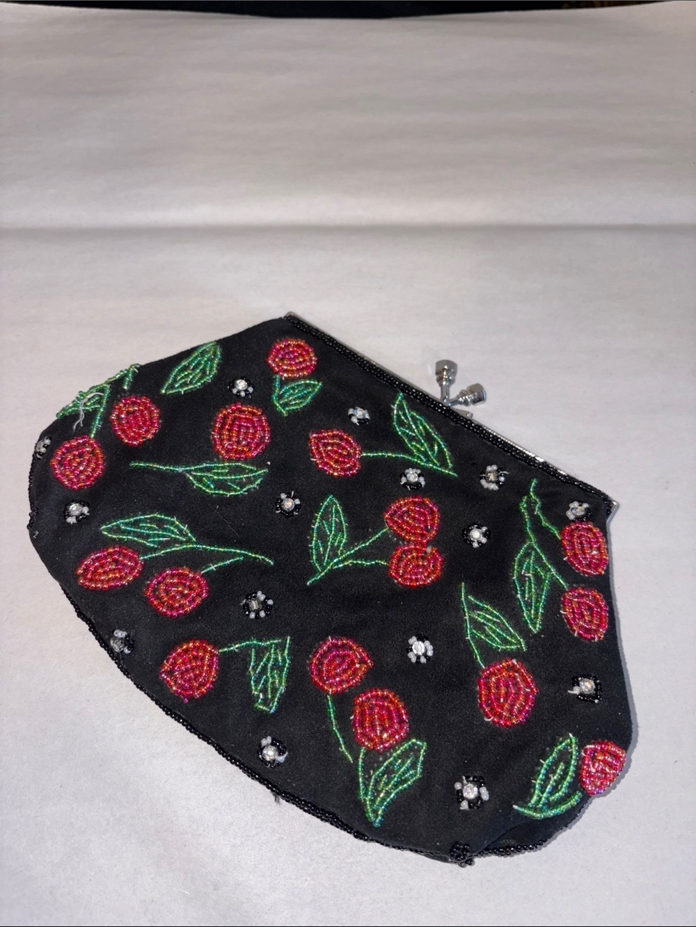 Hand Beaded cherry 🍒 clutch with silver hardware detachable crossbody chain. - Picture 3 of 6